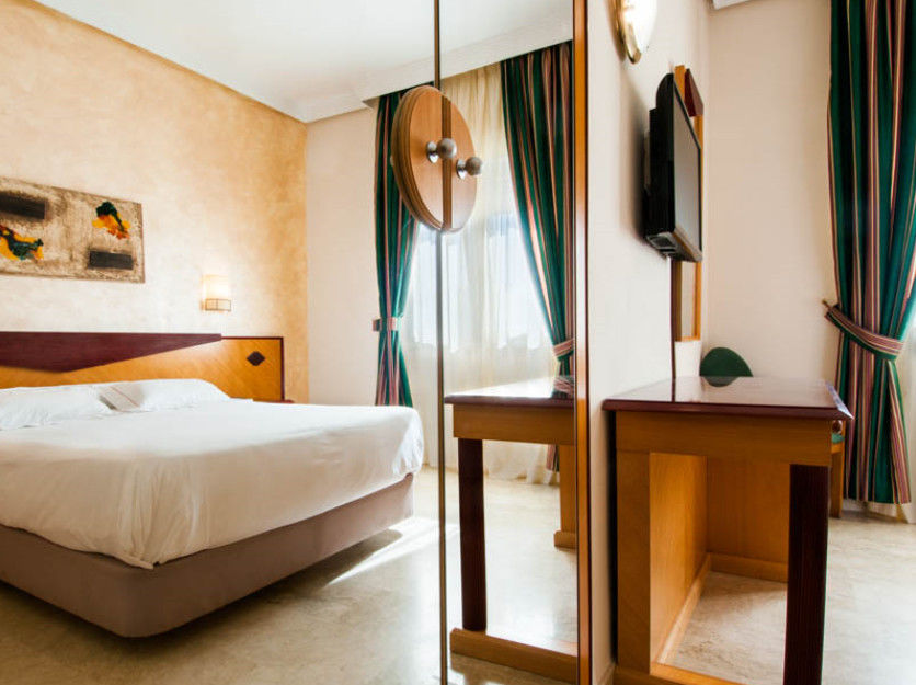 Hotel Del Val - Parking Gratuito Andujar Bagian luar foto