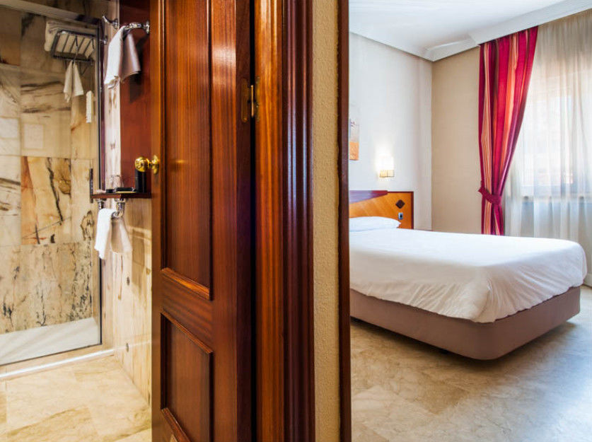 Hotel Del Val - Parking Gratuito Andujar Bagian luar foto